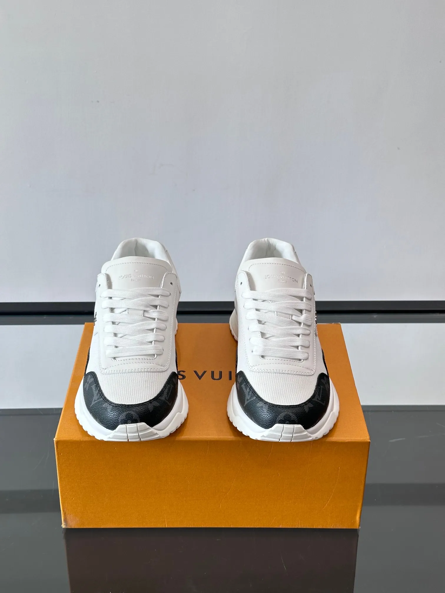 Men's Men's Shoes 💰500 [New Style] 🐡🐡LV🆕RUN AWAY sneakers, this Run Away sneaker is made of first-layer cowhide leather and breathable original material. The wedge-shaped rubber outsole continues the running shoe design, embellished with Monogram flowers, the L V letter is marked on the tongue, and the Louis Vuitton Paris logo is embellished on the back. Paired with brand logo cotton feet, the mesh lining and heel are spliced ​​and wrapped in cowhide, making the upper foot comfortable and breathable! size: 39-44 (38.45.46 customized)